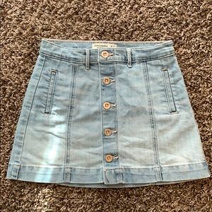 💗 NWOT Abercrombie skirt with cute PINK button details